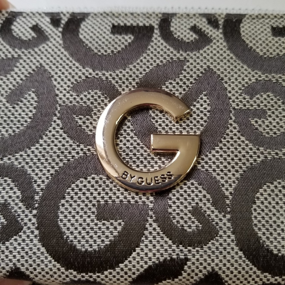 Like New Guess Wristlet Wallet